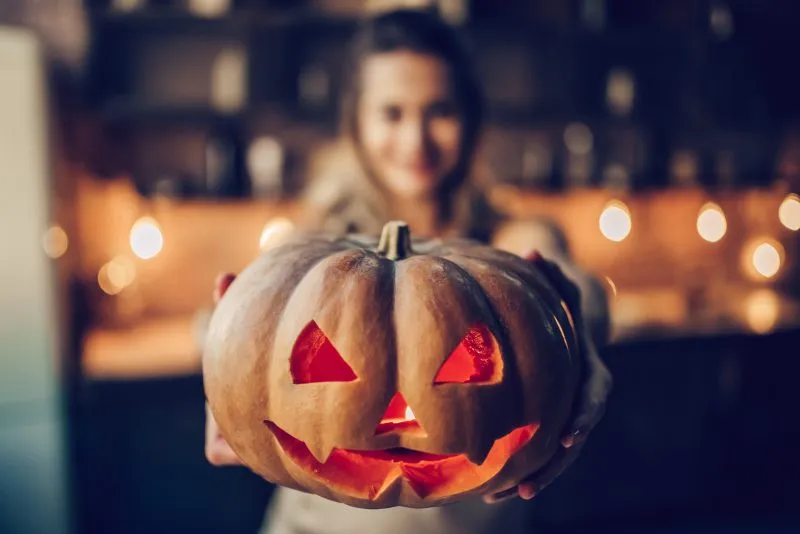 Jak zrobić nastrojowy lampion z dyni na Halloween? Przewodnik dla początkujących